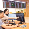 Клиенты совершают сделки в головном офисе акционерной компании "Bao Viet Securities" в Ханое. Фото: ВИА