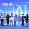 Оргкомитет вручил первую премию команде L-GPT 6.7 на финале конкурса Vietnam AI Innovation Challenge 2026. Фото: ВИА