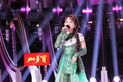 Певица Фыонг Ми Тьи выступает на сцене Sing!Asia. (Фото: hanoimoi.com)