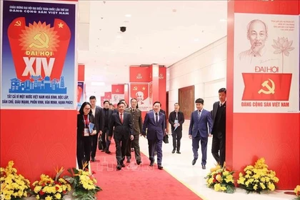 Постоянный член Секретариата ЦК КПВ Чан Кам Ту осматривает экспозиционную зону печатных изданий, представленных на съезде. (Фото: ВИА)