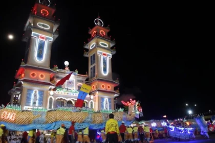 «Хой Йен Зиеу Чи Кунг» - крупнейшем празднике каодаизма, который состоялся в провинции Тэйнинь на юге Вьетнама вечером 6 октября. (Фото: ВИА)