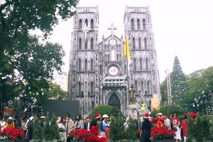 Район вокруг Собор Святого Иосифа в районе Хоанкием украшен к Рождеству 2025 года. (Фото: ВИА)