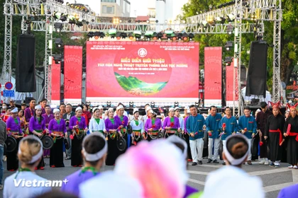 В рамках II Фестиваля культуры народности Мыонг 2025 года во второй половине дня 22 ноября в районе озера Хоанкием (Ханой) состоялась программа шествия с демонстрацией культурных традиций народности Мыонг. (Фото: Vietnam+)