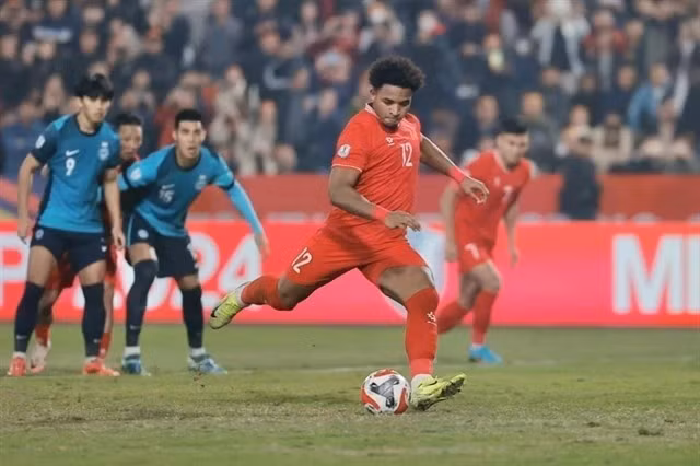 Нгуен Суан Шон забил пенальти и открыл счет в пользу Вьетнама. (Фото: ВИА)