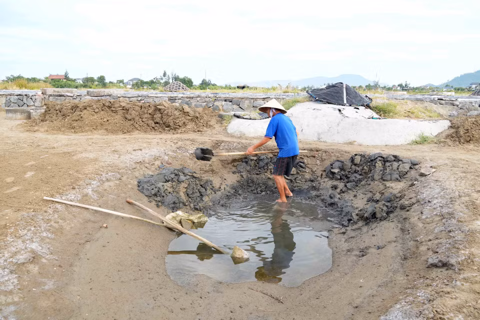Местные жители выкапывают резервуары для накопления морской воды, поступающей с побережья (Фото: ВИА)