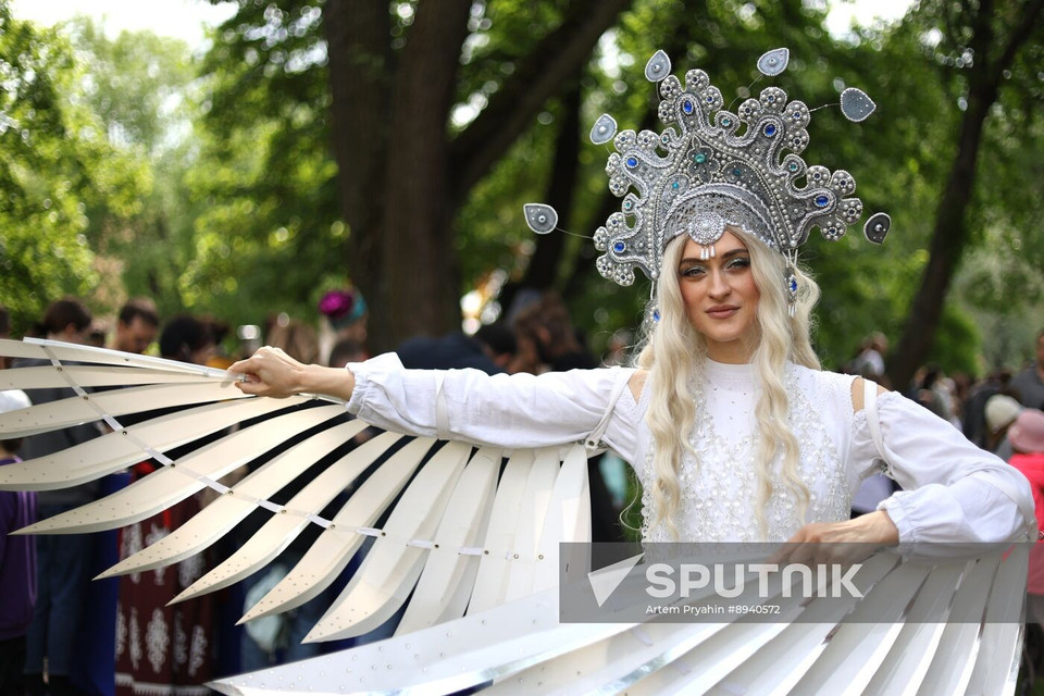 Женщина в образе Царевны-лебедь — героини «Сказки о царе Салтане» — позирует во время театрального фестиваля «ПушкинФест», посвящённого 226-летию со дня рождения Александра Пушкина, в Юсуповском саду в Санкт-Петербурге (Фото: Спутник)