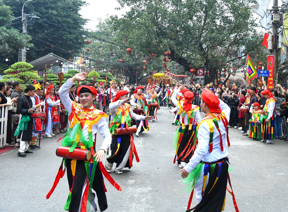 Согласно старинному преданию, когда «Бо Кай Дай Выонг» собирал в деревне добровольцев для борьбы против войск династии Тан, чтобы воодушевить воинов и создать радостную атмосферу, он приказал солдатам переодеться женщинами, надеть яркие костюмы, повесить на грудь барабаны и исполнять танец бонг (Фото: ВИА)