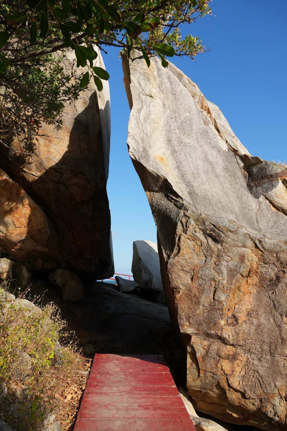 Скалы причудливых форм, созданные природой на протяжении времени, в пещере Рай (Фото: ВИА)