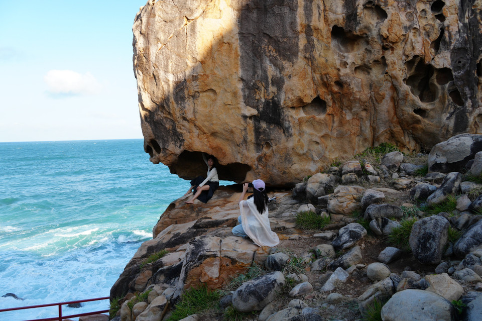 Туристы делают фотографии на фоне скалы необычной формы в пещере Рай — национальный парк Нуйчуа (Фото: ВИА)
