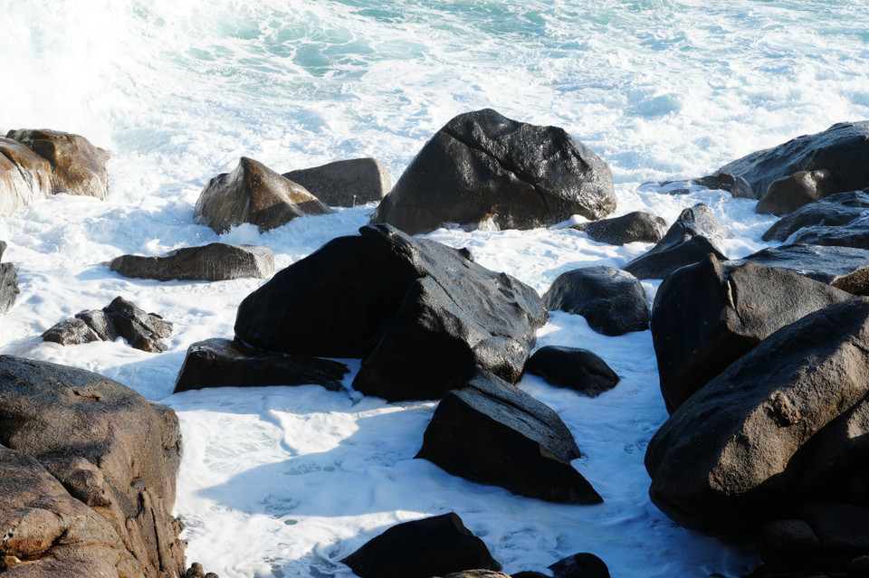 Сочетание морских волн и камней создаёт уникальную контрастную цветовую гамму в пещере Рай (Фото: ВИА)