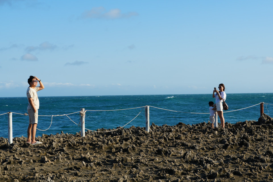 Туристы фотографируются, запечатлевая красивые моменты в пещере Рай (Фото: ВИА)