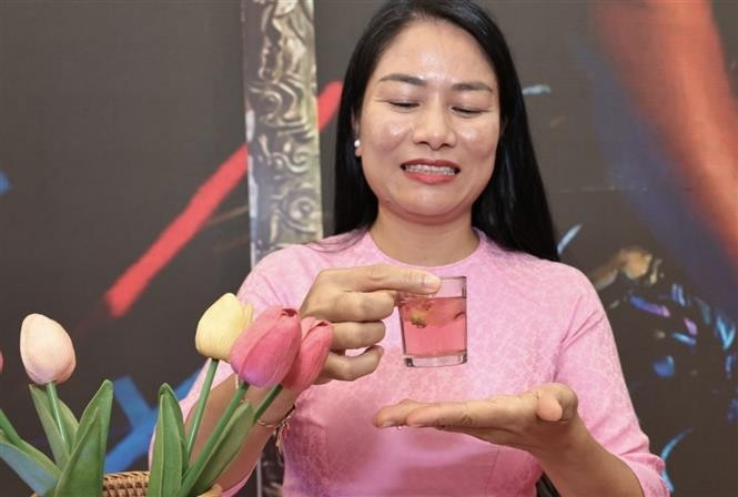 Художественное представление искусства заваривания чая из женьшеневых цветов (Фото: ВИА)