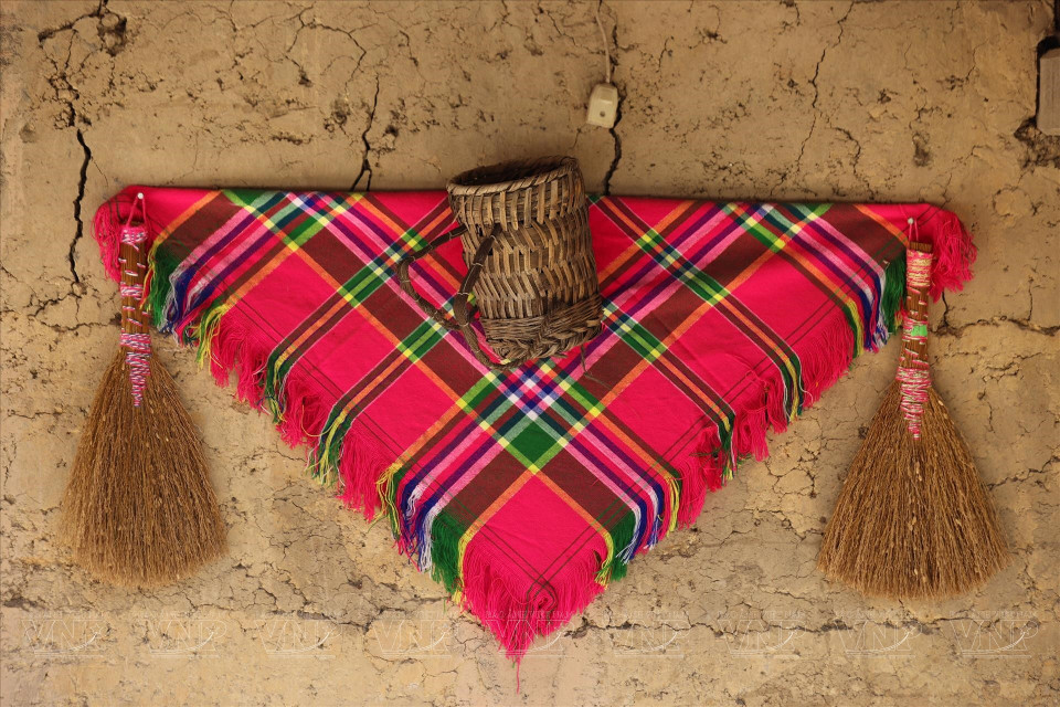 Посетителям представляются элементы культуры народа Ло-ло, связанные с традиционной одеждой и сельскохозяйственной деятельностью в деревне Ло-ло-чай (Фото: Иллюстрированный журнал «Вьетнам»)