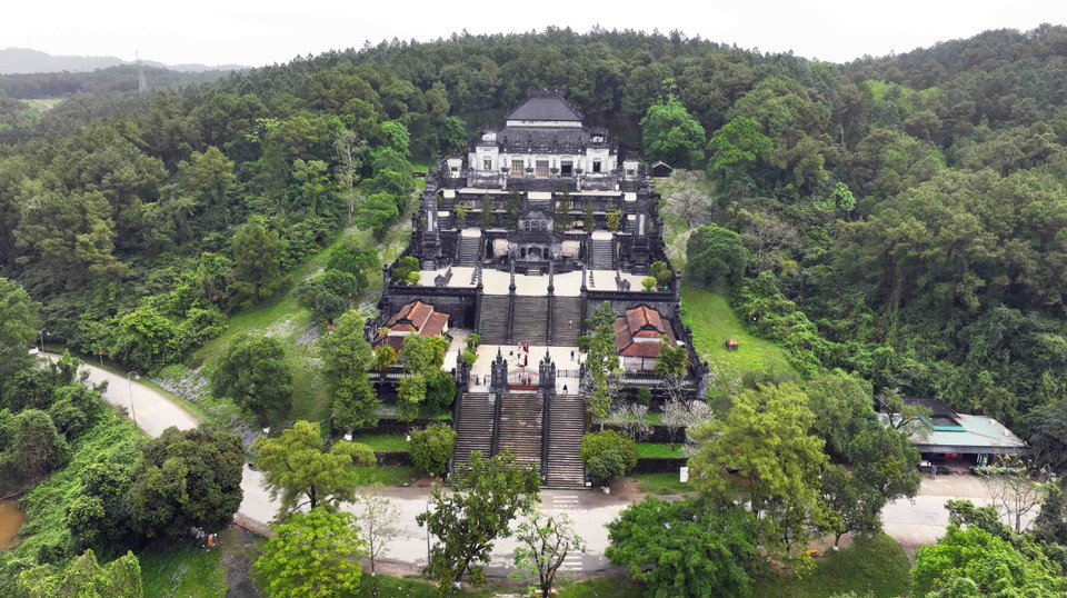 В путешествии по Хюэ туристы не могут обойти стороной императорские усыпальницы — места упокоения правителей династии Нгуен. На фото: усыпальница Кхай Диня (Фото: ВИА)