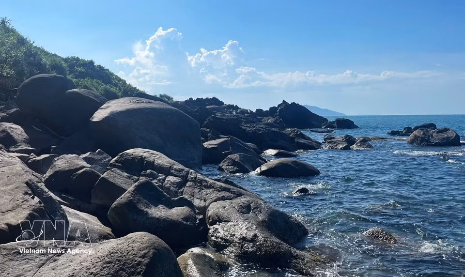Причудливые скалистые утёсы, уходящие в море, гармонично сочетаются с кристально чистой бирюзовой водой бухты Лангко (Фото: ВИА)
