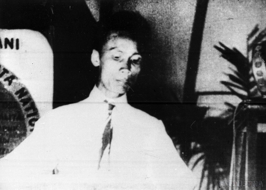 Юноша Нгуен Тат Тхань (Президент Хо Ши Мин), с пламенной любовью к Родине, отправился странствовать по пяти континентам и четырём морям, изучая, как Франция и другие страны добились независимости и свободы, чтобы затем «вернуться и помочь своему народу». 30 лет спустя он вернулся, изменив судьбу и будущее всей нации… На фото: товарищ Нгуен Ай Куок выступает на V конгрессе Коммунистического интернационала, проходившем в Москве (Россия) в 1924 году (Фото: ВИА)