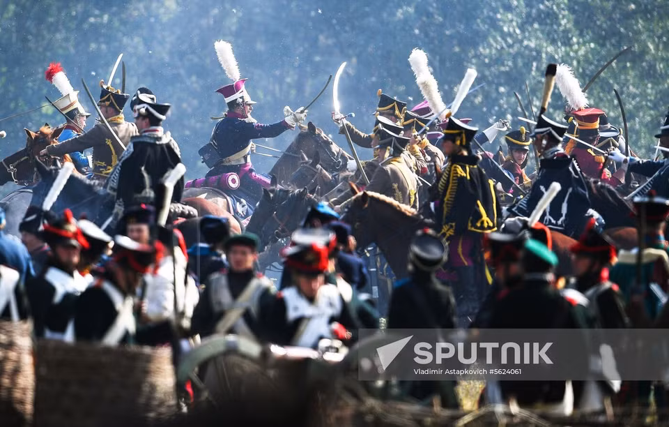 Участники исторической реконструкции Бородинского сражения во время Международного военно-исторического фестиваля «День Бородина» 2018 года в Московской области (Фото: Спутник)