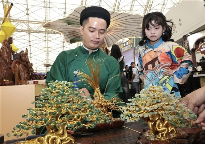 Мастер Чан Дьен Дьен из Хюэ создаёт изысканные изделия декоративно-прикладного искусства (Фото: ВИА)