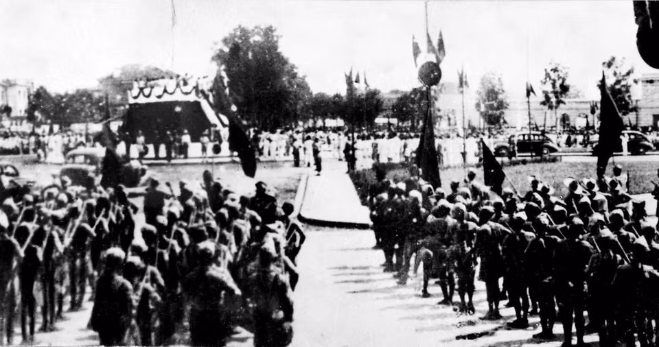 Утром 2 сентября 1945 года многочисленные жители собрались на площади Бадинь, чтобы услышать, как Президент Хо Ши Мин зачитывает Декларацию независимости (Фото: ВИА)
