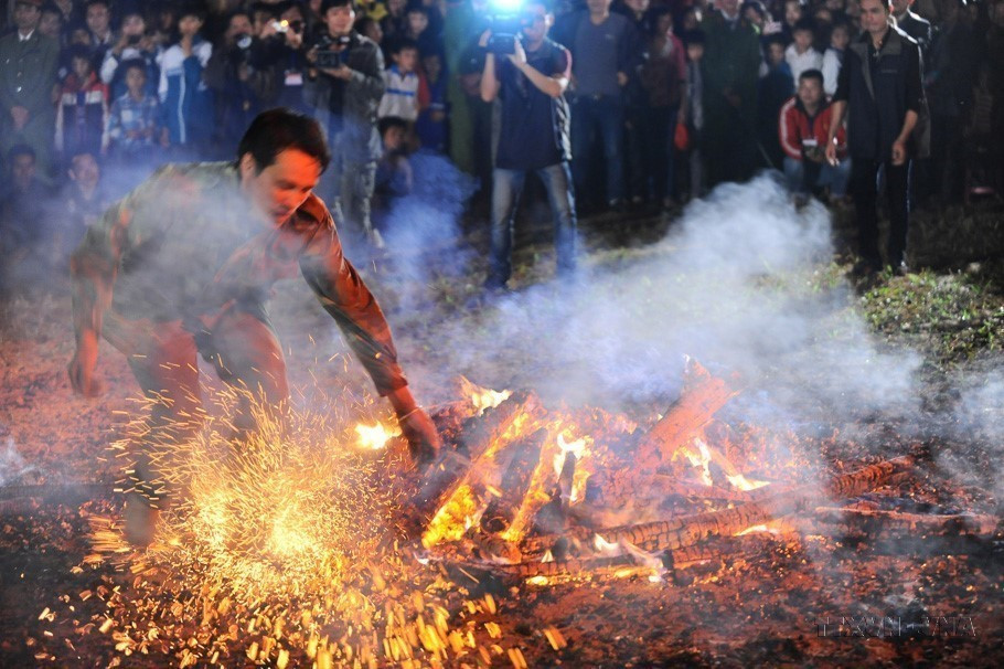В 2023 году «Обряд хождения по огню» народа Патхен был признан Национальным нематериальным культурным наследием (Фото: ВИА)