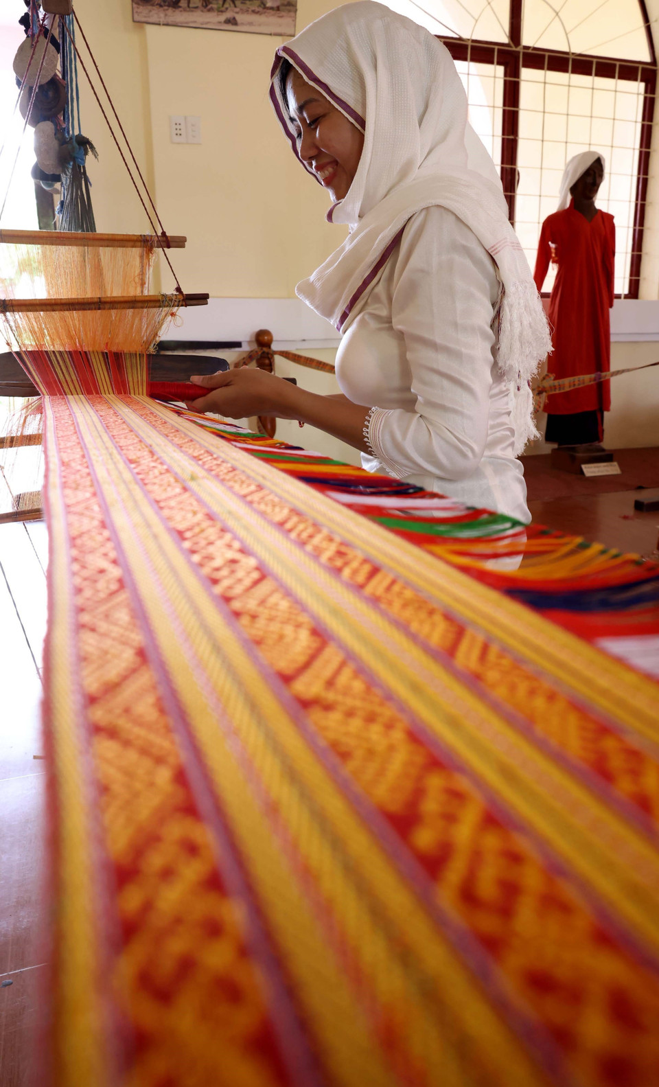 Чтобы выжить, ткацкая деревня Мингьеп прилагает усилия к обновлению, разрабатывает современные образцы из ткани Чам, стремясь найти новое направление для развития культурного наследия (Фото: ВИА)