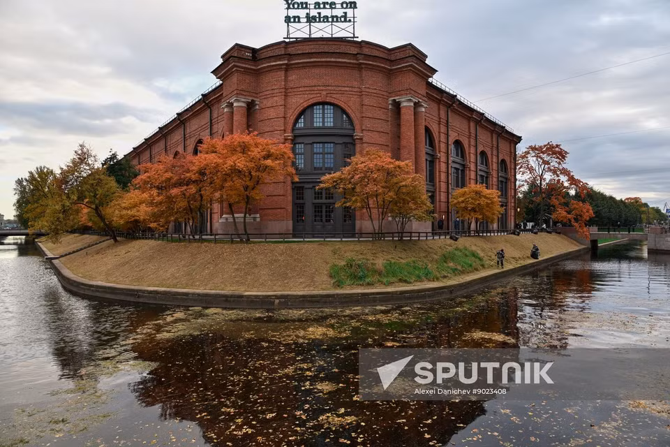 Здание на острове Новая Голландия в Санкт-Петербурге в осенний день (Фото: Спутник)