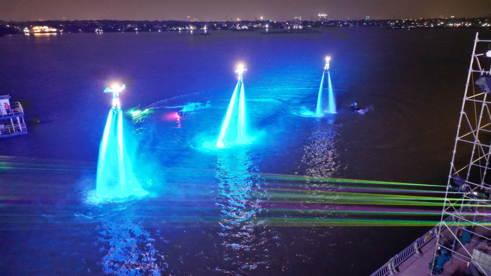 Спортсмены Flyboard выполняют акробатические движения и эффектные подъёмы, воссоздавая образ земли Чанбьен, которая становится всё более развитой и процветающей (Фото: ВИА)