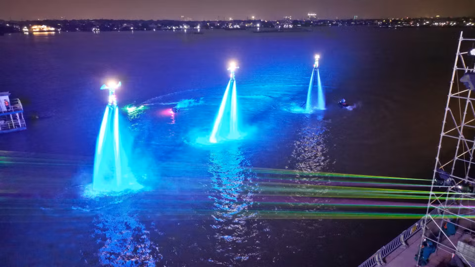 Спортсмены Flyboard выполняют акробатические движения и эффектные подъёмы, воссоздавая образ земли Чанбьен, которая становится всё более развитой и процветающей (Фото: ВИА)