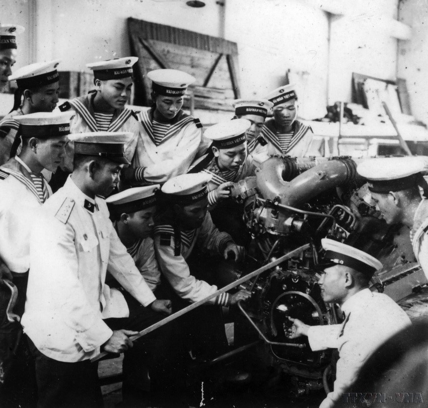 Офицеры и моряки изучают устройство и принципы работы оборудования (1960 г.) (Фото: ВИА)
