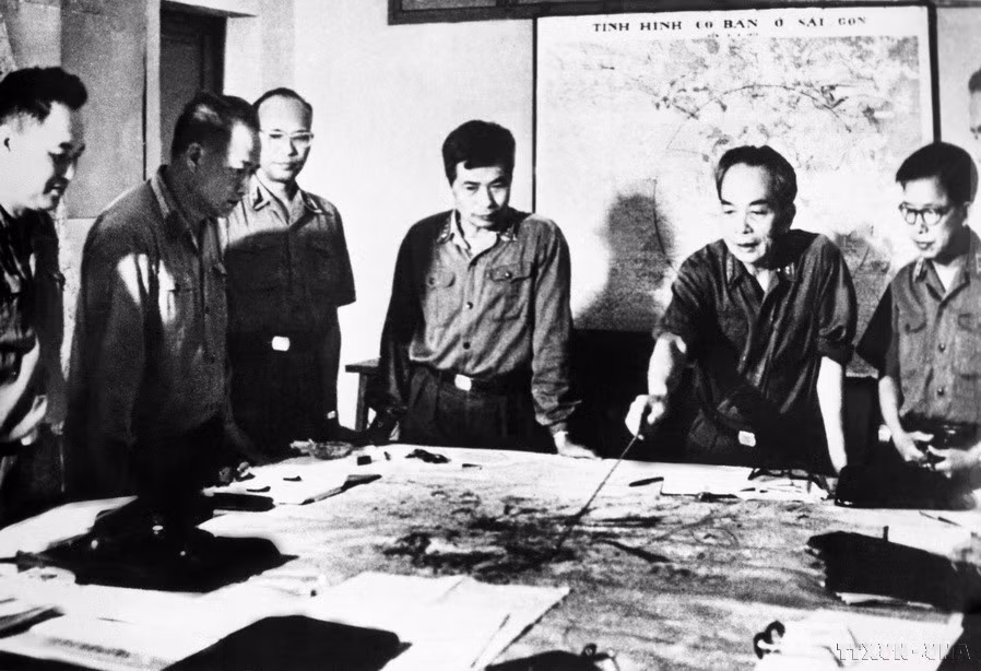 14 апреля 1975 года Политбюро приняло решение назвать операцию по освобождению Сайгона - Жадинь Операцией Хо Ши Мина с лозунгом «Молниеносно, смело, неожиданно, обязательно победим». На фото: Генерал Во Нгуен Зяп вместе с товарищами из Военного комитета утверждают план боевых действий Операции Хо Ши Миня (апрель 1975 года) (Фото: ВИА)