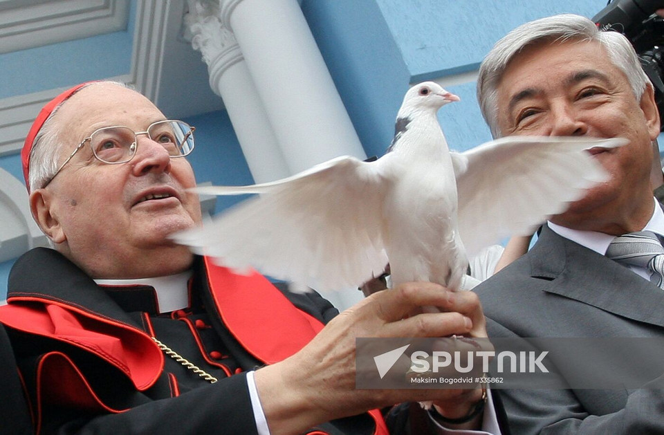 Открытие нового католического собора в честь Воздвижения Честного и Животворящего Креста Господня. Слева — кардинал Анджело Содано, декан Коллегии кардиналов (Фото: Спутник)