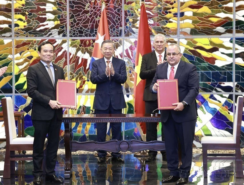 Генеральный секретарь, Президент То Лам и Первый секретарь Коммунистической партии Кубы, Президент Кубы Мигель Диас-Канель Бермудес наблюдают за церемонией подписания документа о сотрудничестве между Экономическим отделом ЦК КПВ и Экономической и производственной комиссией ЦК Коммунистической партии Кубы (Гавана, 26 сентября 2024 г.) (Фото: ВИА)