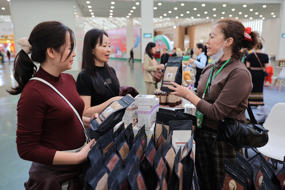 Посетители совершают покупки у стенда продукции OCOP Эдэ кафе провинции Даклак (Фото: ВИА)