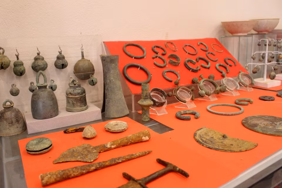 Множество артефактов и древностей, датируемых периодом от 1500 лет до нашей эры до 1975 года, хранятся в Музее древностей Муйне (Фото: ВИА)
