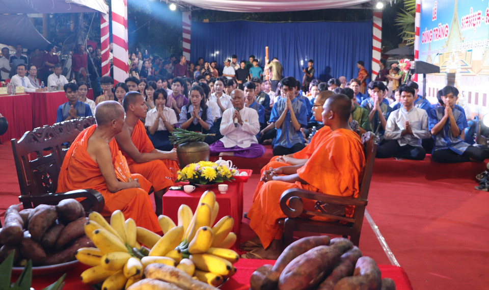 Церемония может проводиться как в пагоде, так и дома, либо в любом месте, откуда хорошо видна Луна (Фото: ВИА)