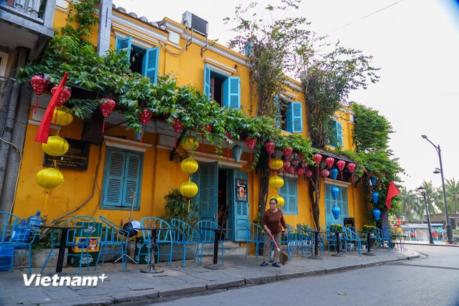 У крыльца старого дома ранним утром, когда жители только просыпаются (Фото: Вьетнам+)