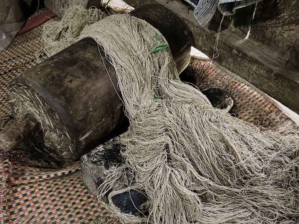 Льняные волокна обрабатываются с помощью деревянных инструментов.