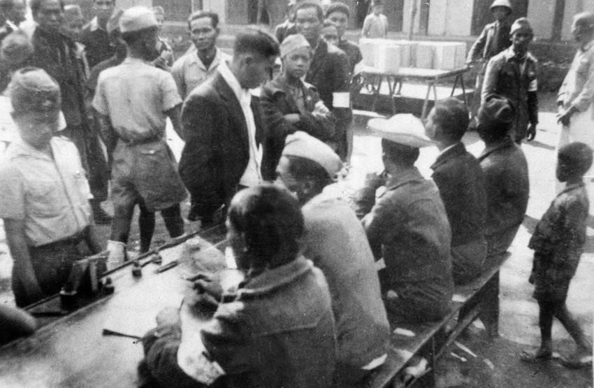Всего через 5 месяцев после завоевания независимости, откликаясь на Призыв Президента Хо Ши Мина, в духе патриотизма и героического подъёма Августовской революции, все граждане Вьетнама от 18 лет и старше, независимо от пола, богатства, национальности и вероисповедания, приняли участие в первых всеобщих выборах, избрав Национальное собрание по самым демократичным и прогрессивным принципам. На фото: избирательный участок в день Всеобщих выборов 6 января 1946 года (Фото: архив ВИА)