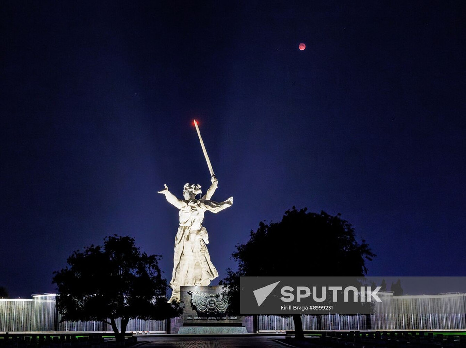 Луна во время полного лунного затмения в Волгограде, Россия (Фото: Спутник)