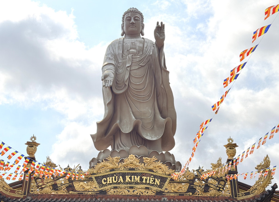 Величественная 24-метровая статуя Будды Амитабхи на крыше главного зала пагоды Кимтьен (Фото: ВИА)