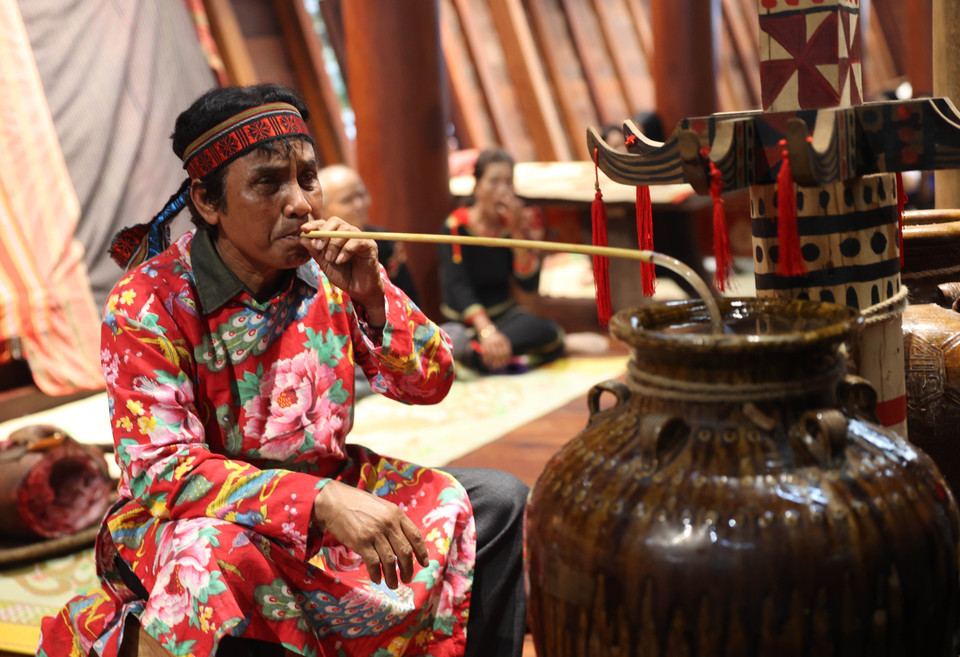 В ритуалах народа Эде кувшин не только хранит рисовое вино, но и считается местом обитания богов (Фото: ВИА)