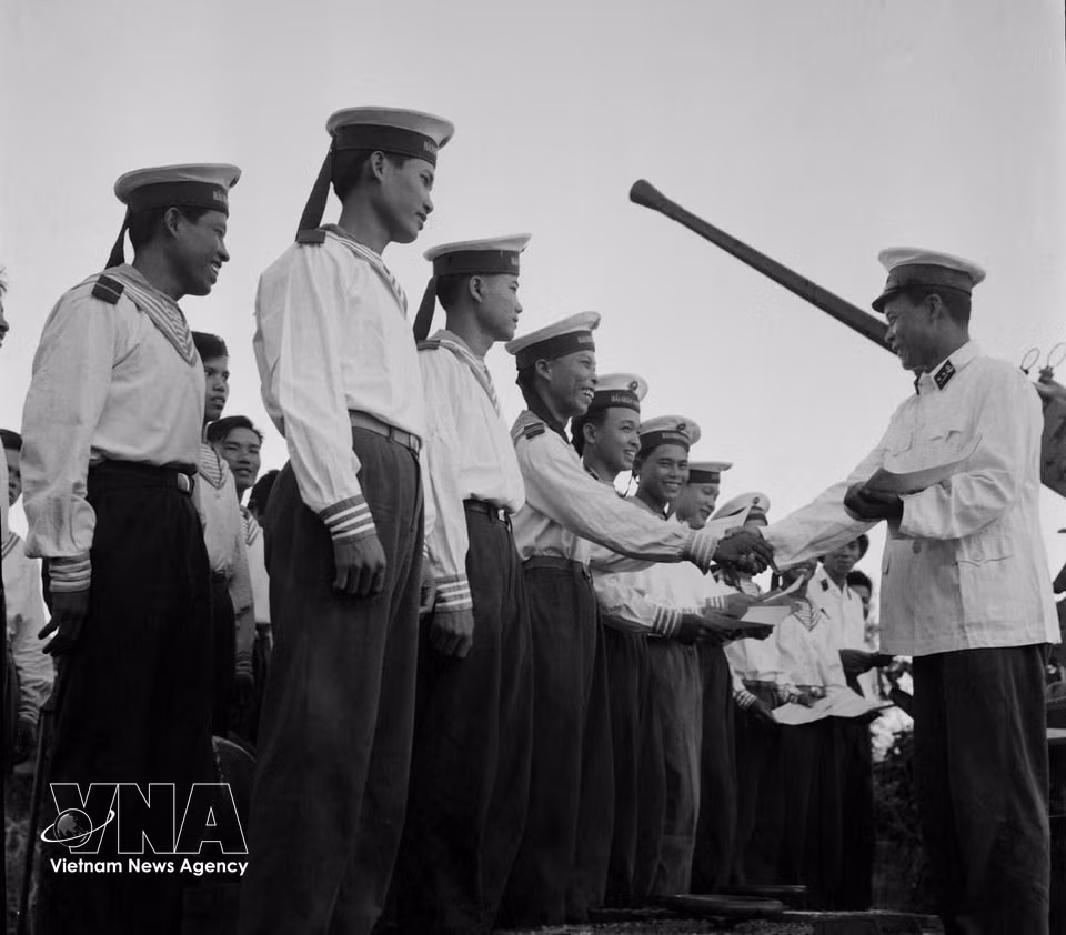 Военнослужащие ВМС, одержавшие победу в бою против американского эсминца Maddox 2 августа 1964 года, были награждены грамотами ВМС (Фото: ВИА)