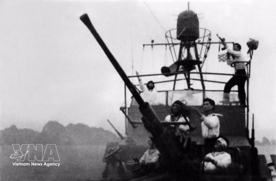 Корабли ВМС Вьетнама ведут огонь по американской авиации в районе Лать-чыонг (провинция Тханьхоа) 5 августа 1964 года (Архивный материал)