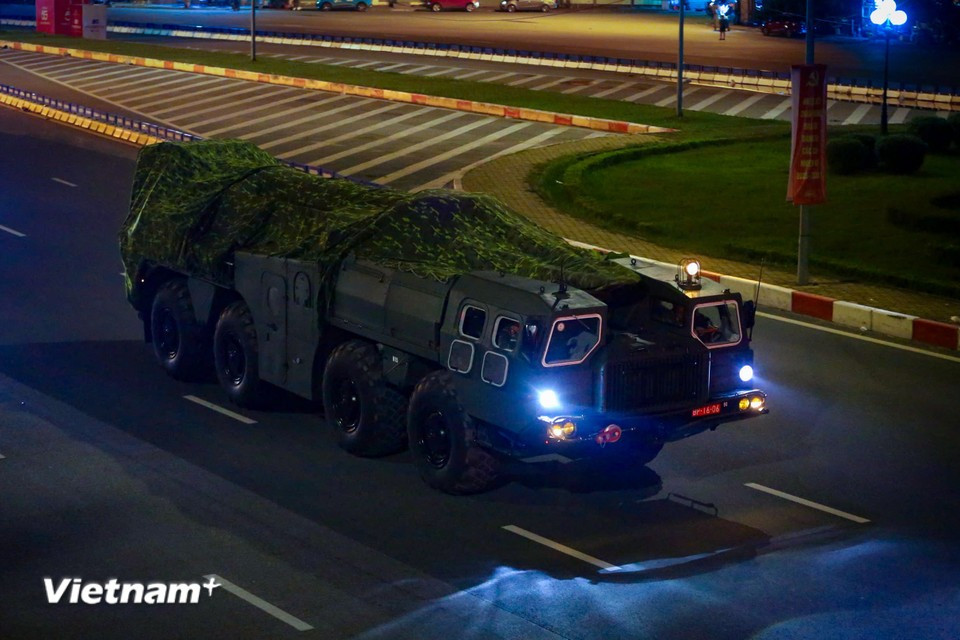 Ранее вечером 18 августа в центр Ханоя уже была доставлена крупная партия военной техники для подготовки к мероприятию «А80» (Фото: Вьетнам+)