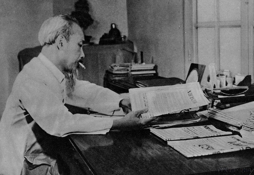 Хо Ши Мин читал газеты в Президентском дворце в первые дни мира в 1954 году
