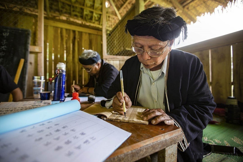 В 2008 году, когда письменность народа Зао оказалась под угрозой утраты, при поддержке членов сети по сохранению коренных знаний провинции Хоабинь господин Ли Ван Хэнь (деревня Сынг, коммуна Каошон) подал прошение в Народный комитет коммуны о разрешении преподавать письменность Ном – Зао для местных жителей, тем самым способствуя сохранению языка, письменности и обычаев народа Зао Тьен (Фото: ВИА)