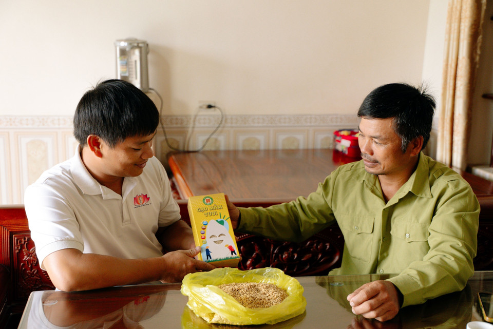 Лыонг Ван Чыонг (слева) представляет продукт — свежий пророщенный рис (Фото: ВИА)