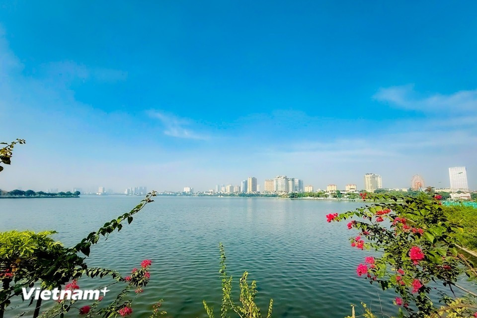 Посещая озеро Тэй, туристы могут расслабиться, прогуляться, любоваться видами и дышать свежим воздухом (Фото: Вьетнам+)