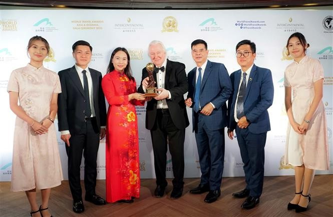 Организация World Travel Awards (WTA) вручает представителю провинции Туенкуанг награду «Глобальный геопарк ЮНЕСКО Каменное плато Донгван, провинция Туенкуанг, Вьетнам — Ведущее культурное направление Азии 2025 года»