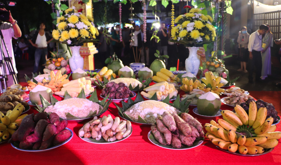 Кроме того, церемония поклонения Луне имеет и духовное значение, выражаемое через подношения и украшения, такие как: 2 столба в качестве ворот прямо у стола для поклонения символизируют «Космический пояс»; стол символизирует «Землю»; 2 сахарных тростника символизируют «рост и развитие» (Фото: ВИА)